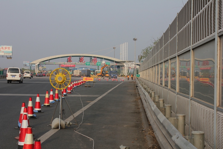 京張高速公路收費廣場路面更換工程進展順利